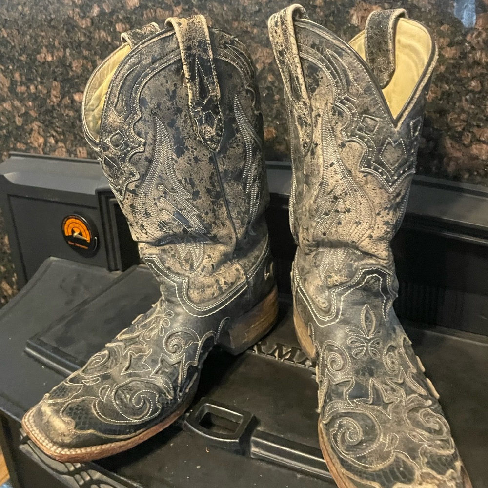 Corral Weathered Embroidered Western Cowboy Boots. 9m
